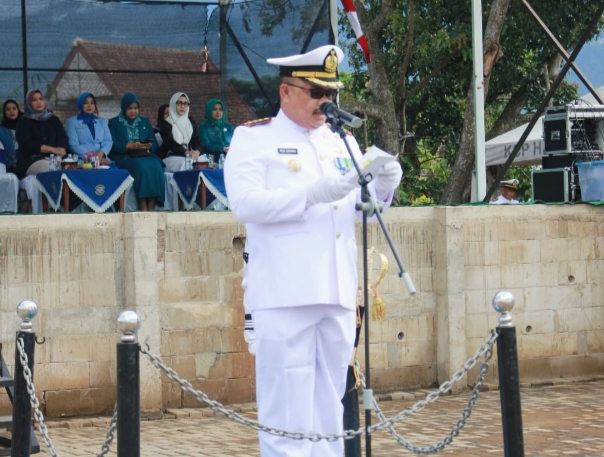 Kolonel Laut Agus Haryanto, Komandan Lanal Malang, membacakan amanat Kasal sebagai Irup Upacara Hari Dharma Samudera.
