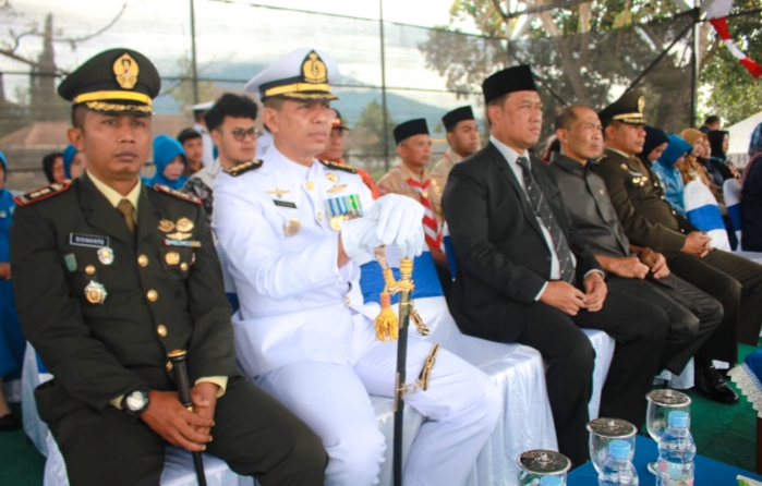 Sekda Kota Batu bersama pejabat TNI-Polri menyaksikan jalannya Upacara Hari Dharma Samudera 2026 di Batu.