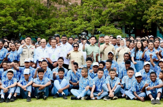 Dampingi Wapres Gibran, Wamendagri Ribka Tinjau Pendidikan hingga Pasar di Papua