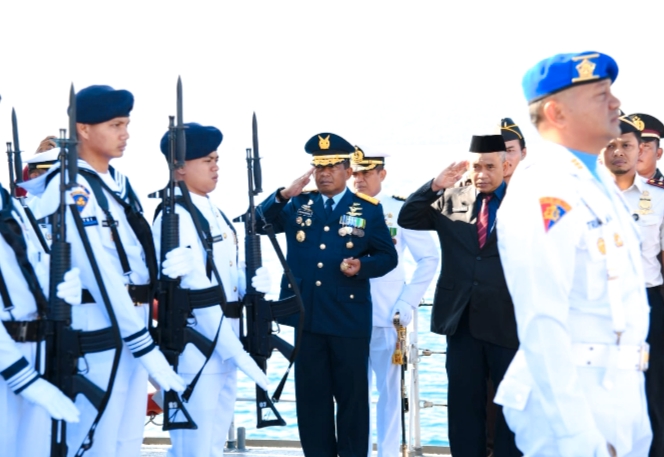 Komandan Lanud Raden Sadjad, Marsma TNI Onesmus Gede Rai Aryadi, hadir dalam upacara TNI AL sebagai wujud sinergi matra.