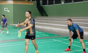 Camat Bumiaji Kota Batu, Thomas Maydo, Buktikan Kesibukan Bukan Halangan untuk Hidup Sehat dengan Bulutangkis
