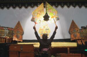 Ki Nyoto Rafi Suryo Darsono sedang memimpin pagelaran Wayang Gagrak Malangan.