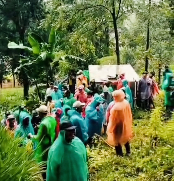 Gotong Royong Warga Sumberjo Buka Lahan Makam Baru 1,4 Hektar di Lereng Gunung Banyak