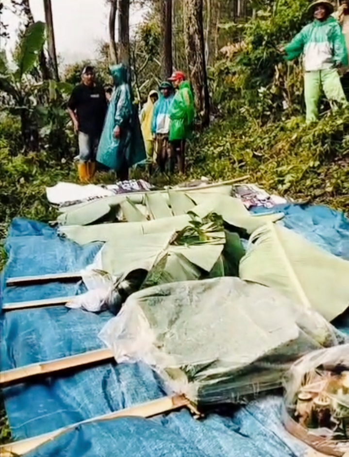 Dengan jumlah Sepuluh Tumpeng,warga masyarakat berdoa bersama-sama atas perluasan lahan makam