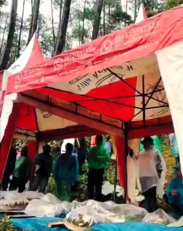 Tempat dimana warga masyarakat mengumpulkan tumpeng dan berdoa bersama-sama