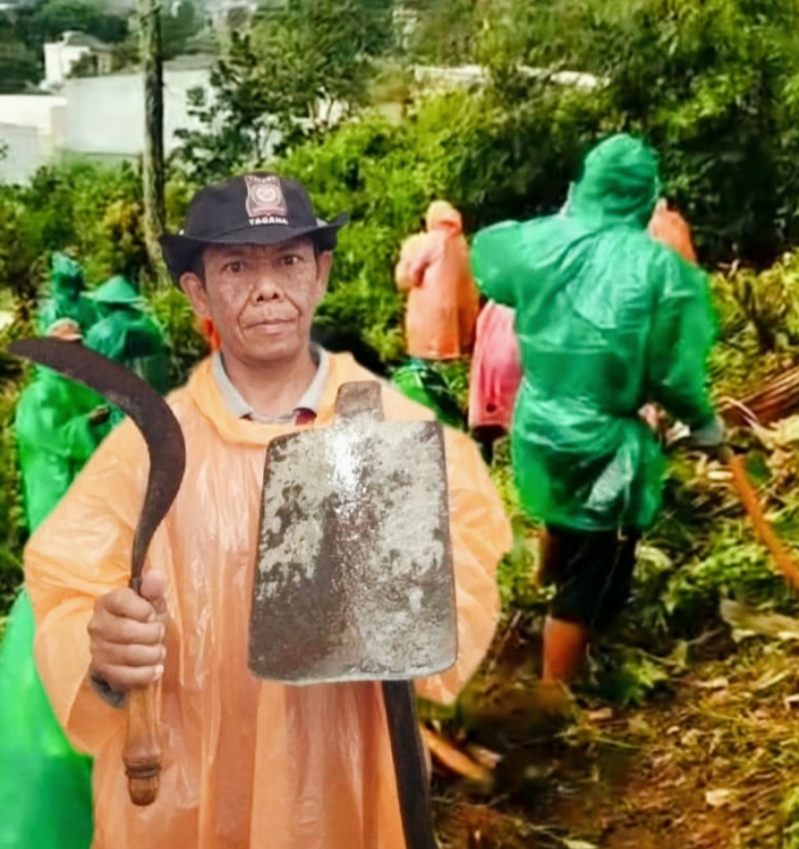 Salah satu warga masyarakat Desa Sumberjo, Rojad ketika mengikuti Kegiatan pembersihan lahan