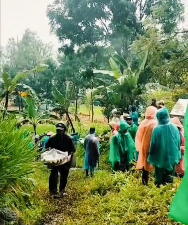 Masyarakat ketika membawa tumpeng sebagai sarana bentuk ungkapan rasa syukur kepada Tuhan Yang Maha Esa