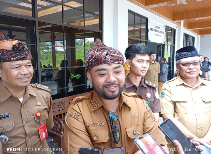 Wakil Wali Kota Batu Heli Suyanto ketika menyampaikan ke awak media dalam peresmian pembangunan KDMP Bumiaji, didampingi pejabat daerah setempat