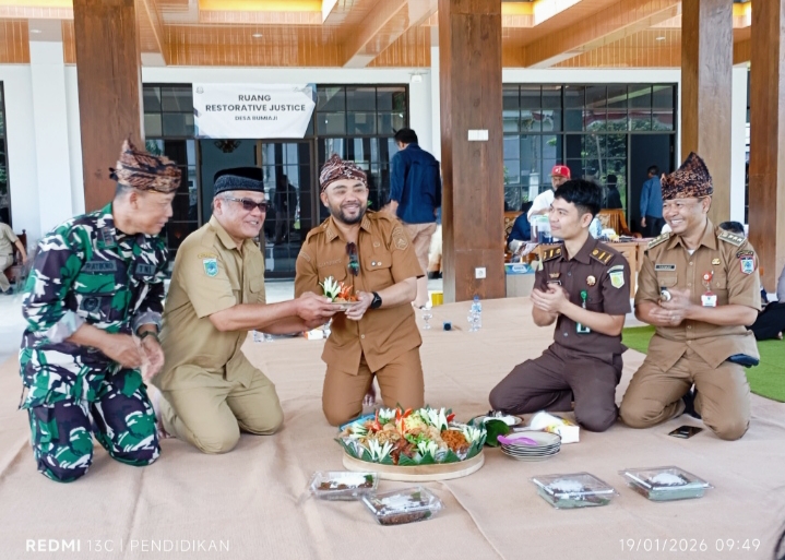 Wakil Wali Kota Batu ketika memberikan potongan tumpeng ke  Kepala Desa Bumiaji 