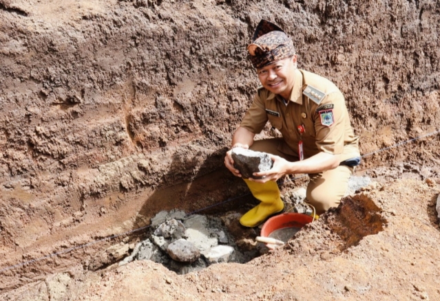 Camat Bumiaji, Thomas Maydo ketika peletakan Batu pertama