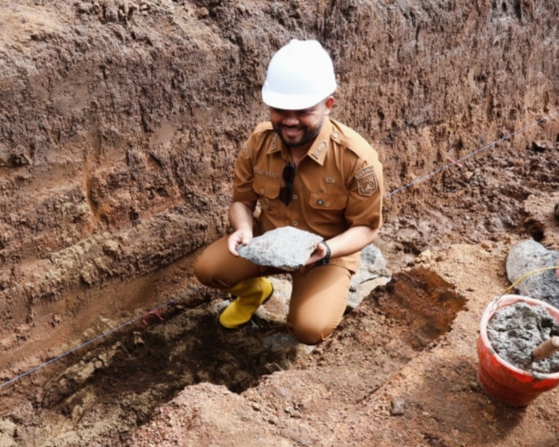 Peletakan Baru pertama oleh Wakil Wali Kota Batu, Heli Suyanto