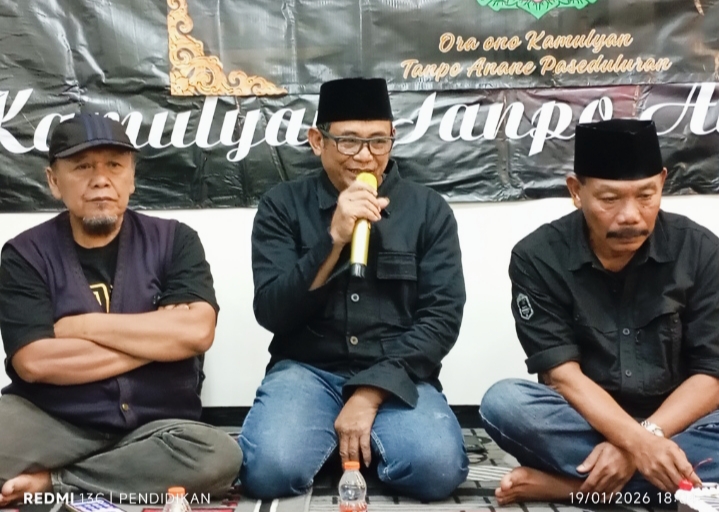 Ketua PSHT Cabang Batu,KangMas Sutrisno, sebelah kiri, Mas Robak ( Kota Batu ), Sebelah kanan KangMas Nyoto ( Madiun ). 