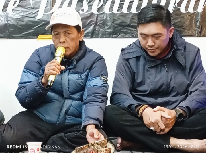 Ketua IPSI Kota Batu, sekaligus Ketua Dewan PSHT Cabang Batu, Kang Mas Suyono, sebelah kiri KangMas Chandra ( Surakarta, Solo ) 