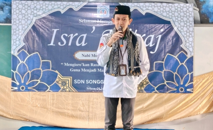 Gus Ketika memberikan tausiyah Isra' Mi'raj di hadapan Siswa Siswi SDN Songgokerto 01