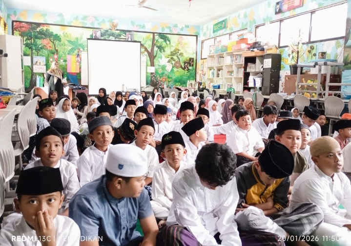Para Siswa Siswi ketika mendengarkan tausiyah dengan khitmad