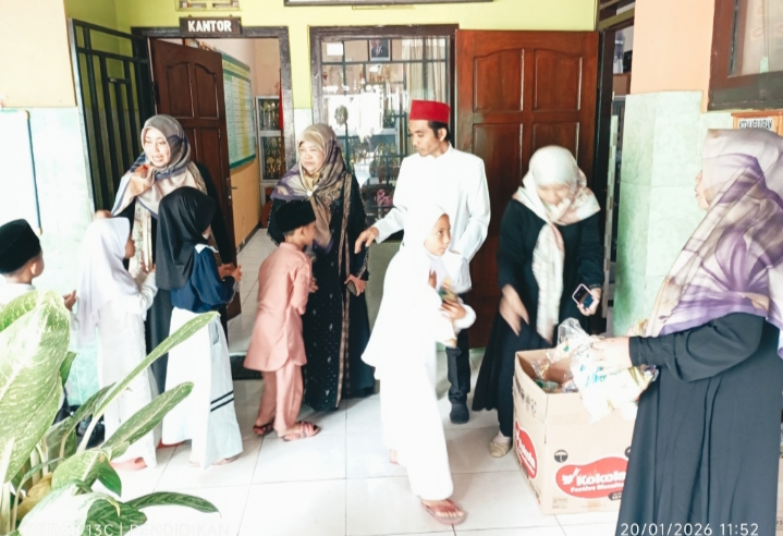 Usai rangkaian kegiatan, siswa siswi mendapat bingkisan kue yang dibagikan oleh kepala sekolah dan dewan guru
