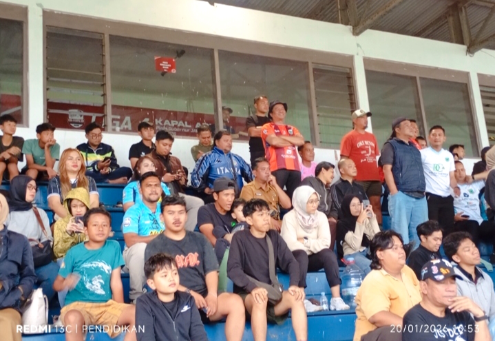 Ratusan suporter penuhi tribun, sorak sorai gemuruh saat gol tercipta