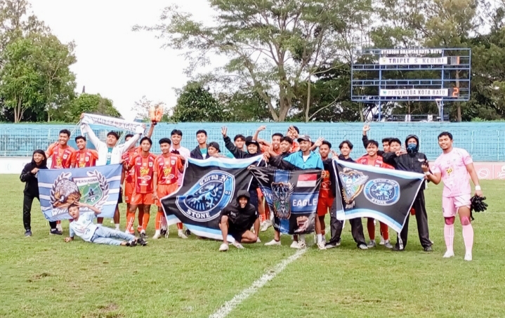 Seluruh pemain Persikoba Kota Batu ketika usia laga