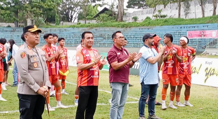 Wali Kota Batu, beserta jajaran Forkopimda memberidukungan kepada suporter