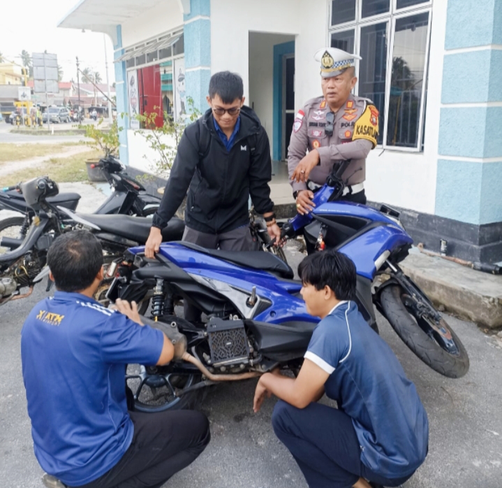 Petugas Satlantas Polres Natuna melakukan pemeriksaan knalpot kendaraan dalam rangka penertiban knalpot brong menjelang Ramadan.