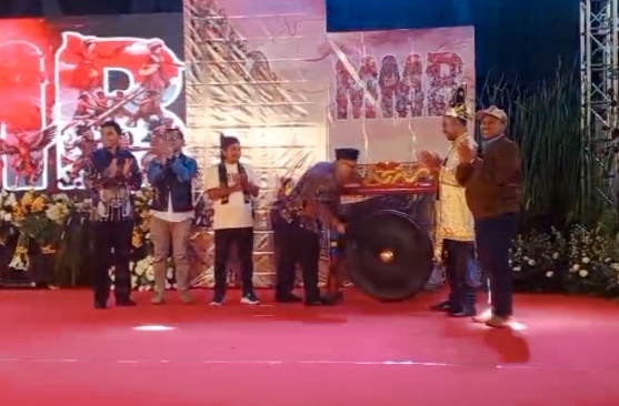 Dipukulnya Gog sebagai tanda resmi di bukanya acara yang diadakan oleh MUDEBA 