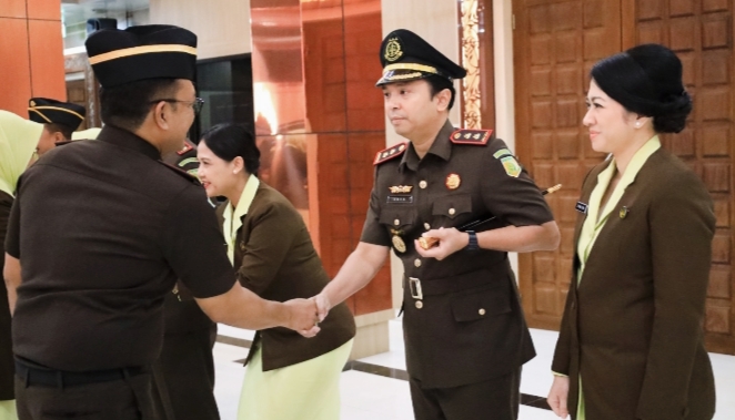Ketika berjabat tangan dengan Kejati Jawa Timur