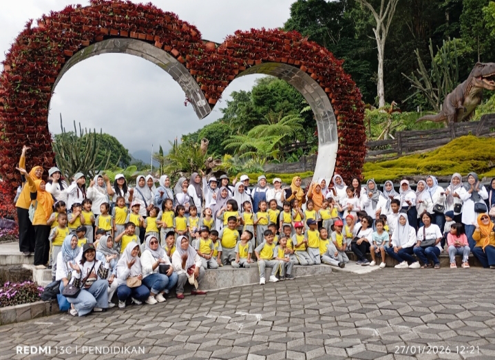Ratusan dari TK. Putra Harapan Surabaya antusias mengikuti rangkaian outbound