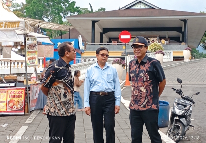 Dirut, H. Sujud Hariadi, SE., bersama staff ketika survey area