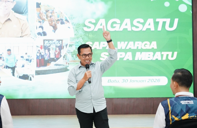 Wali Kota Batu Nurochman menyampaikan motivasi kepada siswa Sekolah Rakyat (SRMP) 14 di Graha Pancasila.