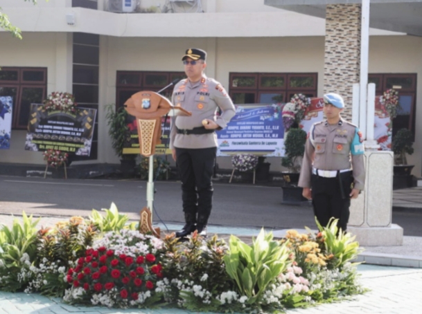 Kapolres Batu AKBP Aris Purwanto menyampaikan amanat tentang profesionalisme dan amanah jabatan dalam upacara Sertijab.
