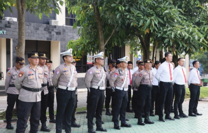 Tampak Personel mengikuti upacara dengan khitmad