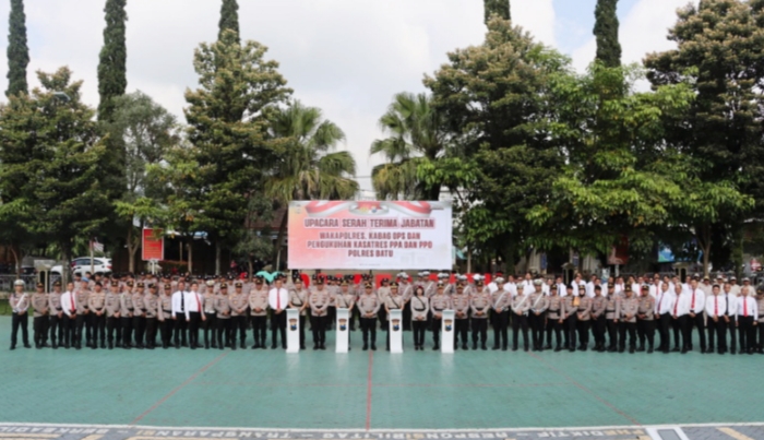 Suasana khidmat Upacara Sertijab Polres Batu yang dihadiri seluruh pejabat, perwira, dan personel.