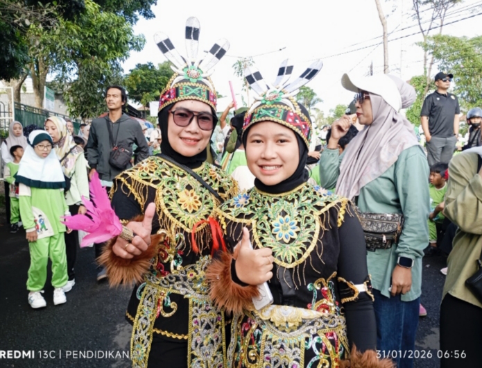 Salah satu peserta pakaian unik, Ibu Eti bersama Farah ketika mengikuti jalan sehat