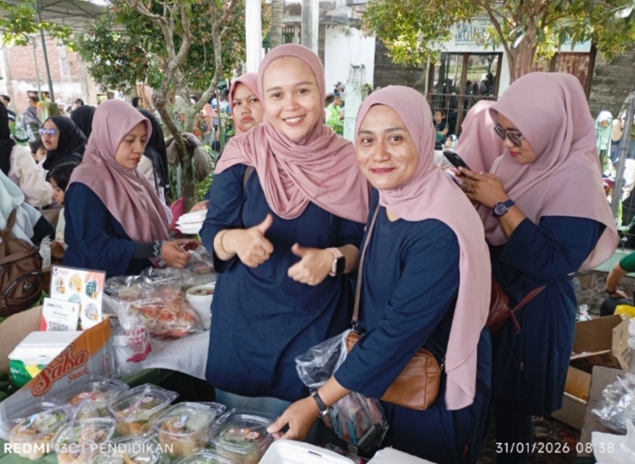 Ibu Titik dan Ibu Sina menunjukkan jajanan tradisional Batu