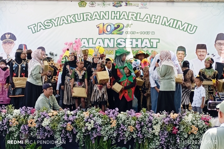 Seluruh peserta pakaian unik mendapatkan hadiah