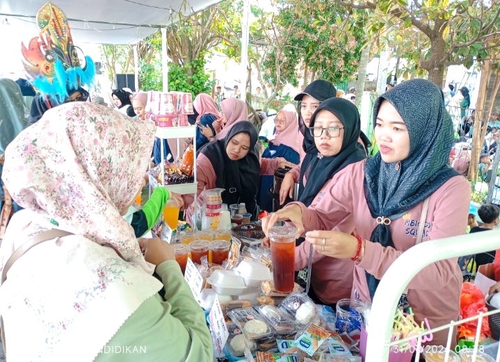Tampak pengunjung membeli produk. UMKM wali murid