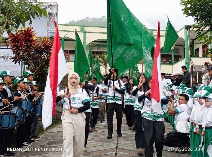 Petugas pembawa Pataka yang di iringi oleh Drumband Siswa Siswi MI Bustanul Ulum