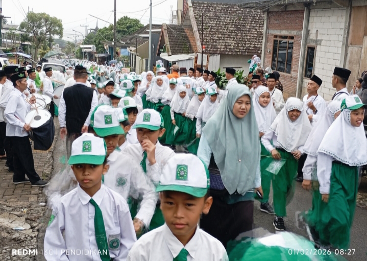 Salah satu Guru ketika pendampingan siswa siswinya mengikuti rangkaian kegiatan
