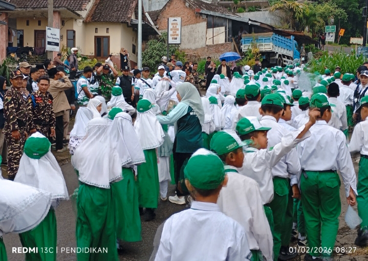 Siswa Siswi MI Bustanul Ulum beserta Guru antusias mengikuti kegiatan 1 Abad NU
