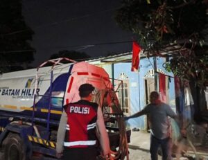 Polsek Lubuk Baja Pastikan Distribusi Air Bersih di Tanjung Uma Aman dan Tertib