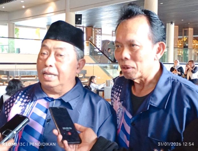 Pembina dan Bendahara Misi Musik School ketika menjelaskan ke awak media