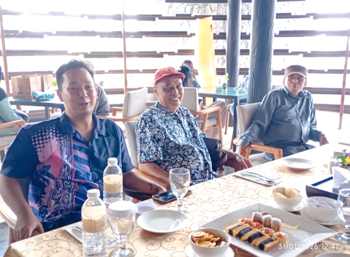 Kepala sekolah misi musik school ketika bersama budayawan serta penikmat seni