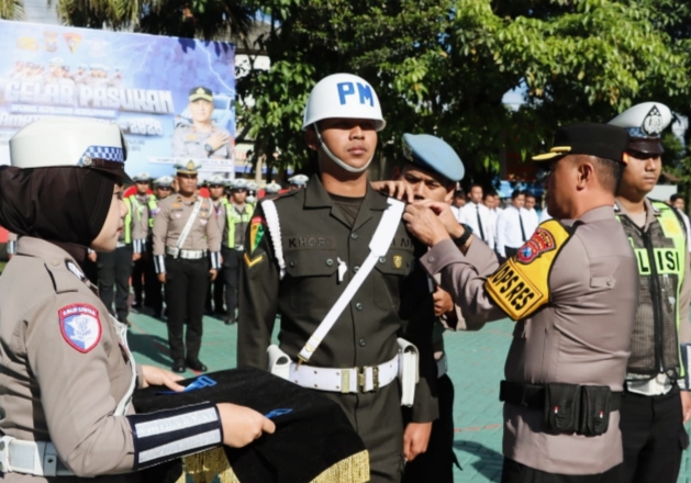 Wakapolres Batu ketika menyematkan tanda 
