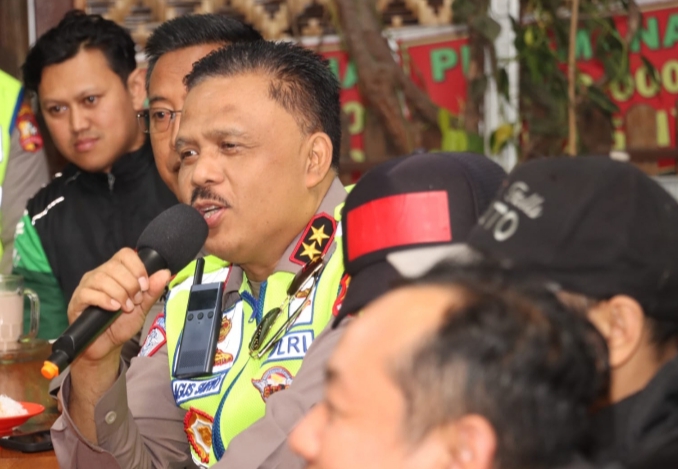 Kepala Korlantas Polri Irjen Pol Agus Suryonugroho (tengah) sedang berdialog akrab dengan puluhan pengemudi ojek online (ojol) di sebuah ruang pertemuan di Kota Batu, Jawa Timur.