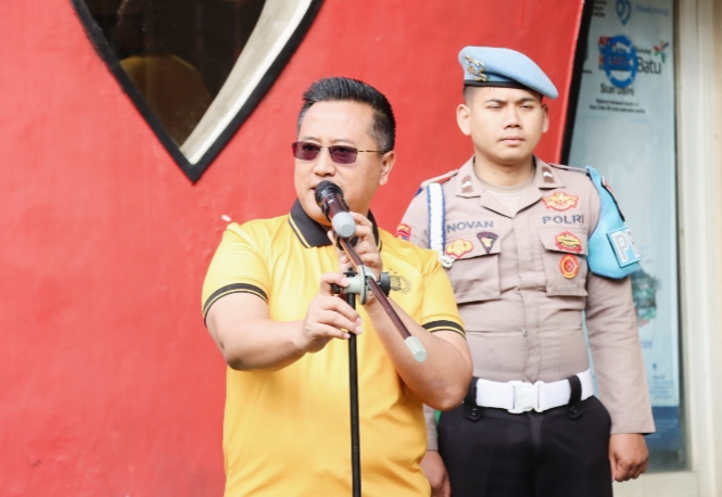 Kapolres Batu AKBP Dr. Aris Purwanto memberi arahan kepada peserta kerja bakti dalam rangka gerakan Indonesia ASRI di Alun-Alun Kota Batu.