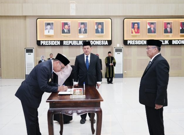 Wali Kota Batu ketika melakukan penandatanganan