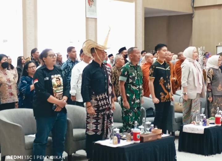 Ketika menyanyikan lagu Indonesia di ikuti oleh seluruh undangan