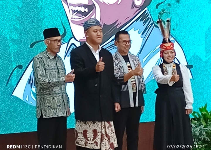 Dwi ketika di podium bersama Tokoh Pemuka Agama, Wali Kota Batu 