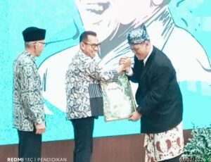 Momen Haru di Haul Gus Dur Anak Autis Kota Batu Serahkan Cendera Mata Langsung ke Wali Kota