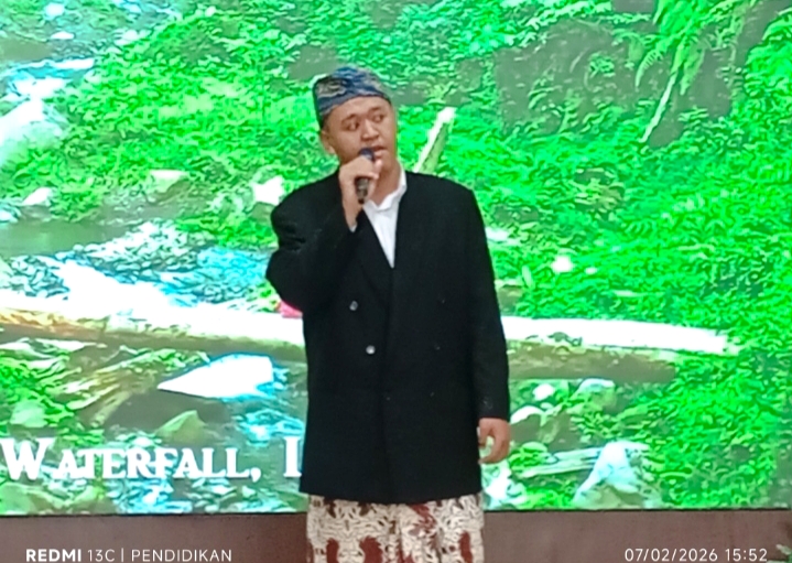 Dwi ketika membawakan lagu dalam acara Haul Gus Dur 